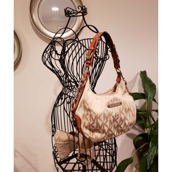 Michael Kors Classic Signature Small Hobo - Picture 10 of 11